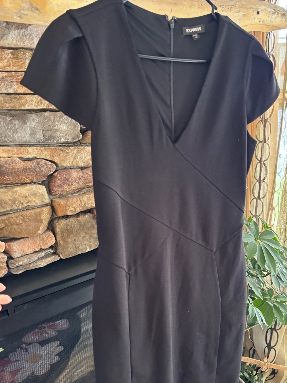 Express Black V-Neck Cap-Sleeve Mini Sheath Dress medium